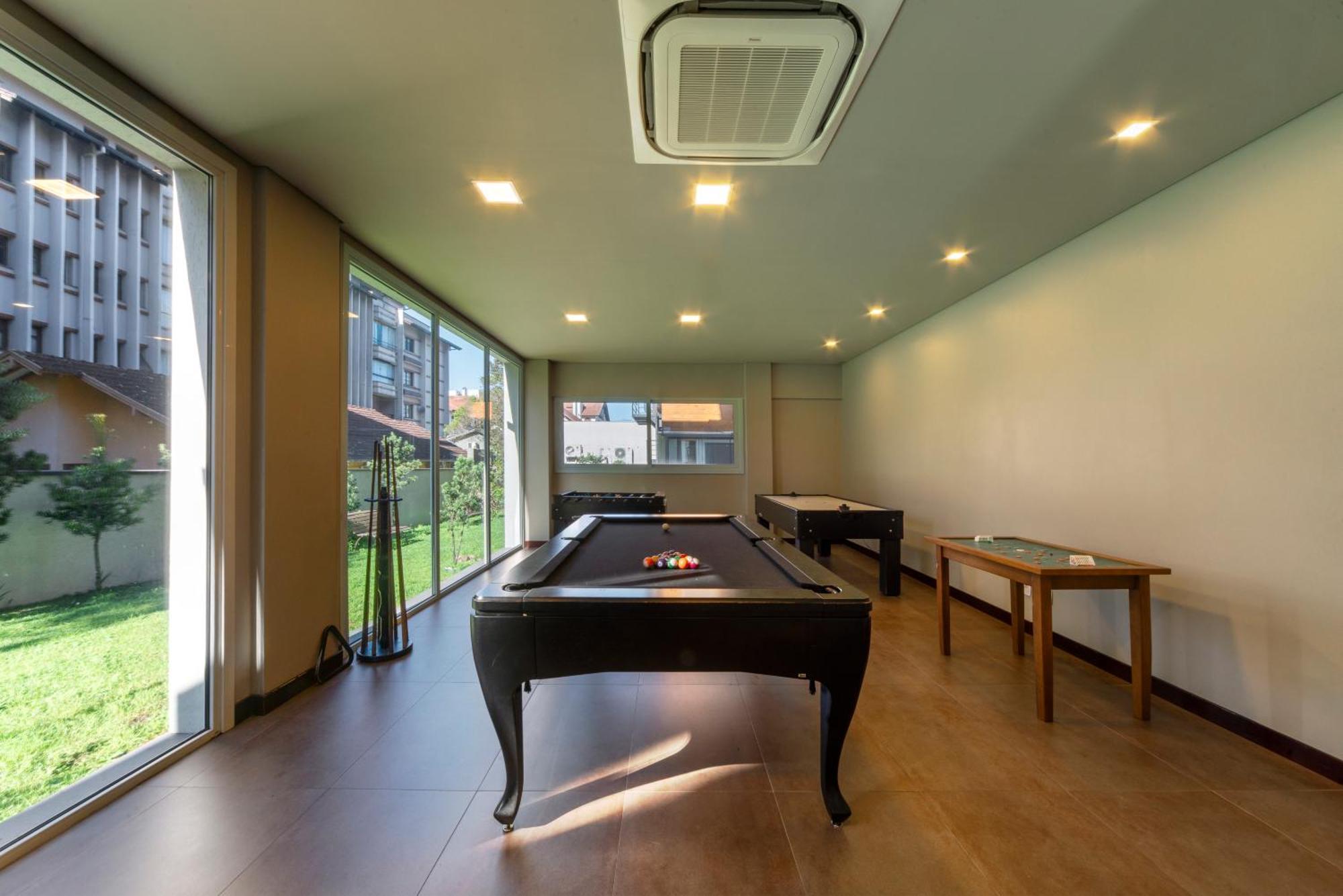 Hotel Laghetto Stilo Borges Gramado Kültér fotó A pool table in a game room