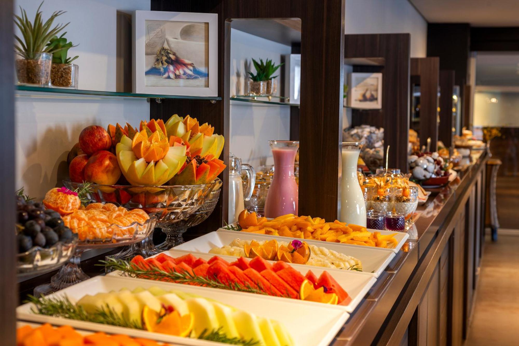 Hotel Laghetto Stilo Borges Gramado Kültér fotó A fruit salad buffet