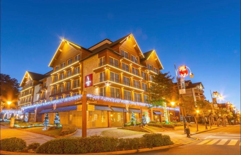 Hotel Laghetto Stilo Borges Gramado Kültér fotó The Village at Sun Peaks